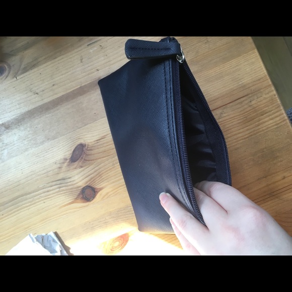 Tahari wristlet in navy blue - Picture 4 of 4